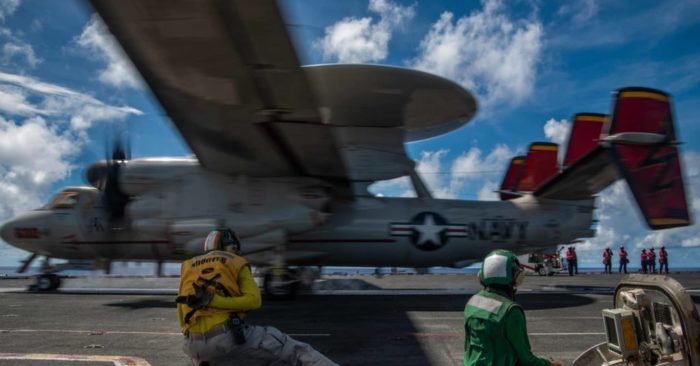 Chính quyền Trump tăng cường các hoạt động ở Biển Đông nhằm chống lại yêu sách phi pháp của Trung Quốc. Hải quân Hoa Kỳ hôm 22/9 công bố bức ảnh ghi lại cuộc diễn tập trên tàu sân bay USS Ronald Reagan.