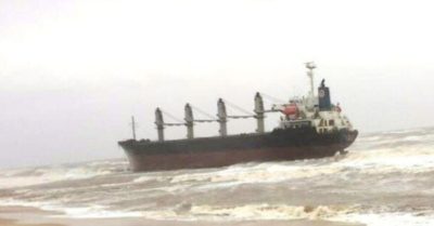 Tàu hàng tải trọng lớn cùng 20 người mắc cạn trên biển Quảng Bình