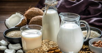 Nên chọn sữa động vật hay sữa thực vật cho sức khỏe gia đình