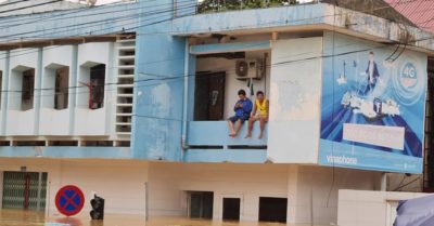 Phóng sự ảnh: Người dân Quảng Bình gồng mình trong lũ