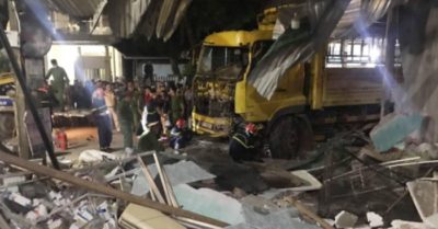 Ôtô tải nổ lốp, mất lái lao vào 4 nhà dân, làm ít nhất 3 người thiệt mạng