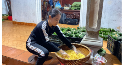 Thức thâu đêm làm bánh chưng gửi đến người dân miền Trung