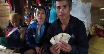 Gia đình nghèo trả lại 10 triệu đồng bỏ quên trong túi quần áo từ thiện