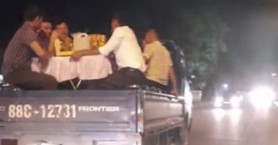 Chở nhóm người đi ăn cưới trên thùng xe tải, tài xế bị tước bằng
