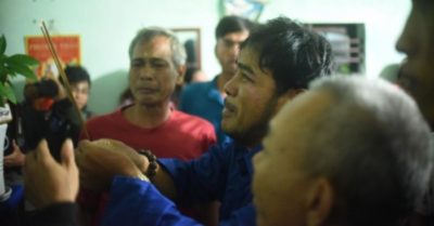 Rưng rưng nước mắt đón 3 ngư dân trở về từ cửa tử