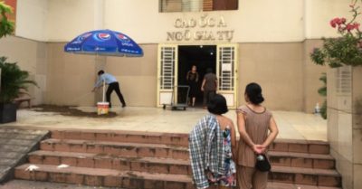 Nghe tiếng động mạnh, người dân ra xem thì phát hiện cụ bà rơi từ lầu cao xuống đất