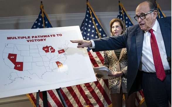 Luật sư Rudy Giuliani chỉ tay về phía bản đồ nói về "nhiều con đường dẫn tới chiến thắng" tại cuộc họp báo ở Washington D.C hôm 19/11.