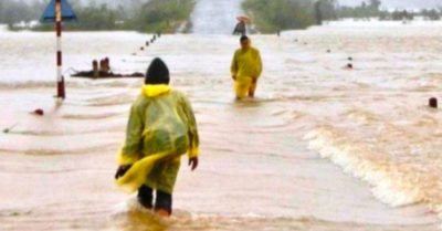 Cứu bạn ngã xuống ruộng, lão nông bị lũ cuốn mất tích