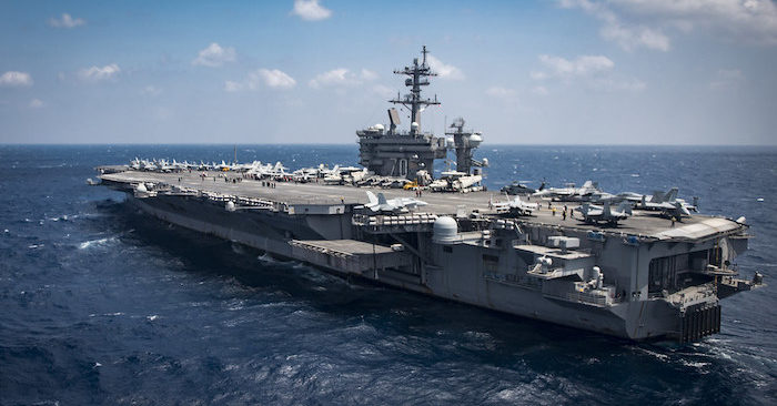 Nhóm tác chiến tàu sân bay Mỹ USS Carl Vinson đi qua Biển Đông. Chính quyền Trump gia tăng hiện diện ở Biển Đông nhằm bảo đảm luật pháp quốc tế về Biển Đông trước mối đe dọa từ Trung Quốc. Ảnh: Hải quân Mỹ.