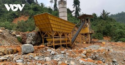 Ảnh: Gắng sức tìm nạn nhân thủy điện Rào Trăng 3 còn bị vùi trong đất