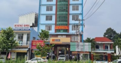 Thanh niên cầm vật lạ nghi súng xông vào cướp ngân hàng