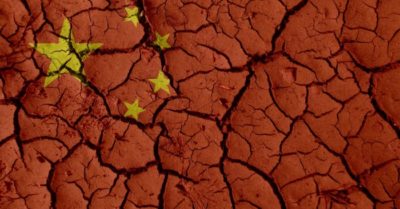 Người khổng lồ chân đất sét Trung Quốc