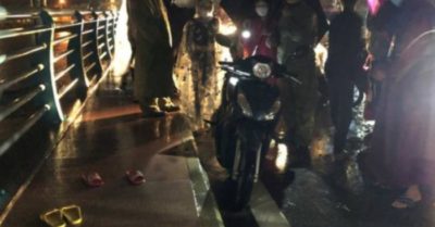 Mâu thuẫn gia đình, mẹ ôm 2 con lên cầu giữa lúc nước lũ dâng cao, để lại xe máy và 2 đôi dép