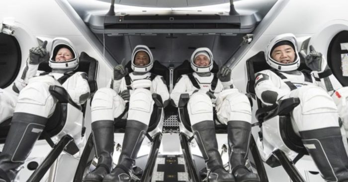 4 phi hành gia bay vào trạm vũ trụ