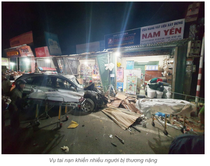 Hiện trường vụ tai nạn do xe tải bị nổ lốp.