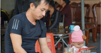 Chồng mếu máo: “Họ báo vợ và 2 con tôi bị lật xe qua đời” rồi gục xuống