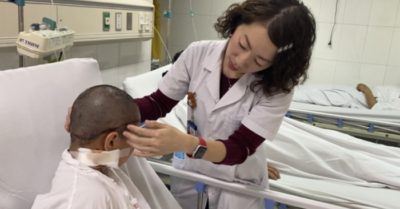 Bé gái 8 tuổi vướng tóc vào bánh xe, bị lột da đầu