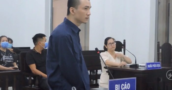 Bị cáo Song Jia Hao (người Trung Quốc) tại tòa sơ thẩm TAND tỉnh Khánh Hòa (ảnh cắt từ video báo Tuổi Trẻ).