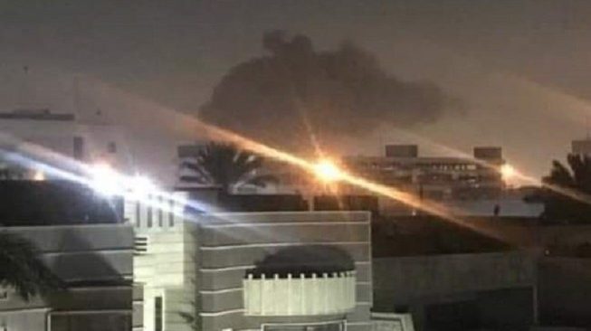 Khu vực Vùng Xanh gần Đại sứ quán Mỹ ở Baghdad bị nã pháo kích. Ảnh: Twitter.