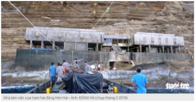 Sóng đánh trùm lên nhà làm việc trạm hải đăng Hòn Hải, kéo hai nhân viên xuống biển mất tích