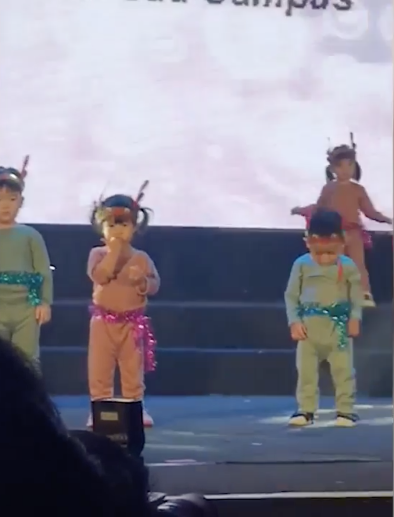 Mặc kệ cô giáo hướng dẫn, các trò vẫn đứng tim như không nhìn thấy gì.