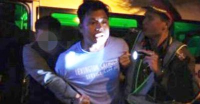 Vi phạm giao thông, tài xế cố thủ trong xe lướt web, livestream