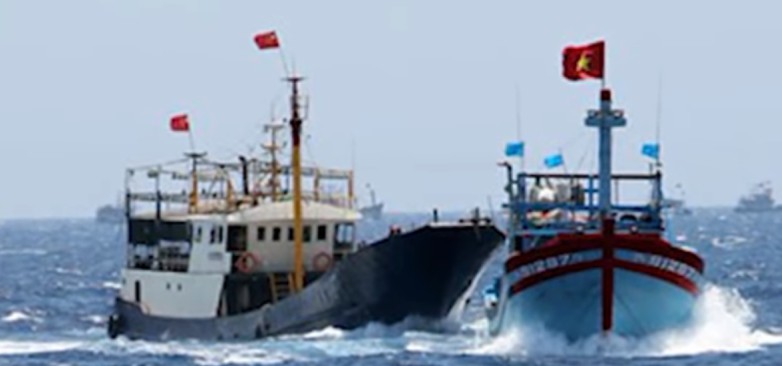 Tàu cá Trung Quốc đâm tàu cá Việt Nam; Ảnh: Youtube