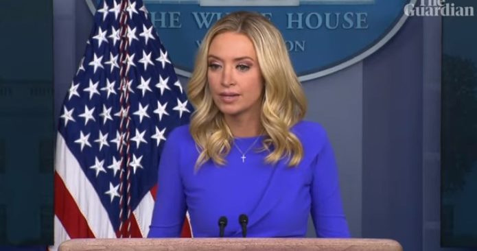 Kayleigh McEnany phát biểu hôm thứ Ba (15/12) tại Nhà Trắng. Ảnh chụp màn hình video trên The Guardian.