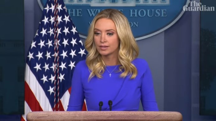 Kayleigh McEnany phát biểu hôm thứ Ba (15/12) tại Nhà Trắng. Ảnh chụp màn hình video trên The Guardian.