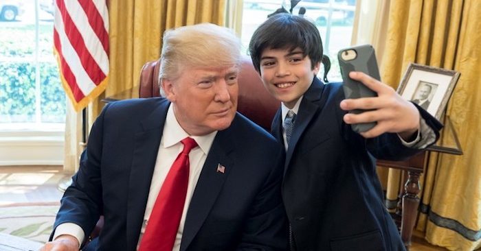 Tổng thống Trump chụp ảnh với con trai của một nhân viên trong Nhà Trắng vào ngày 26/4/2018 (ảnh: Nhà Trắng).