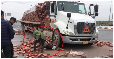 Container phanh gấp, hàng tấn gạch đổ tràn xuống đường đè trúng 2 người đi xe máy