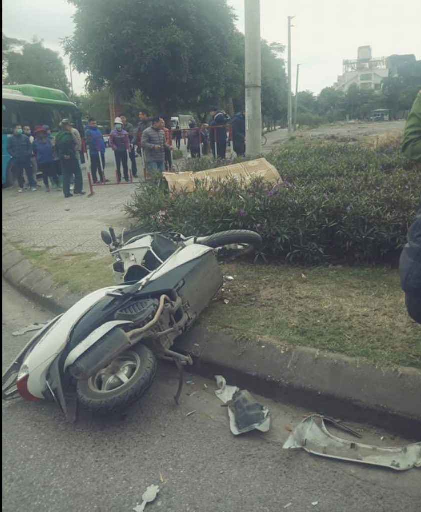 Xe máy do nam thanh niên điều khiển hư hỏng nặng.