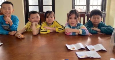 5 học sinh nhặt được tiền, tìm người đánh rơi trả lại