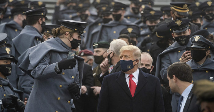 Tổng thống Trump tại Trận bóng đá Lục quân-Hải quân