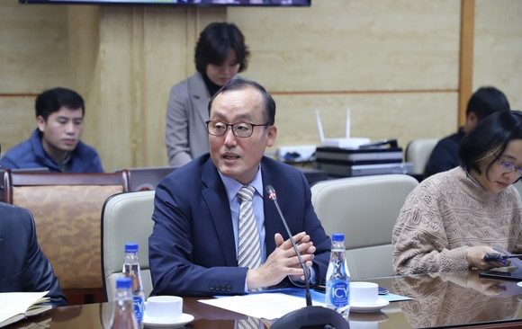 Trưởng đại diện Tổ chức Y tế thế giới tại Việt Nam Kidong Park phát biểu tại một cuộc họp ở Bộ Y tế