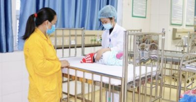 Bé trai 2 tháng tuổi ngừng thở, do bố mẹ rửa mũi sai cách