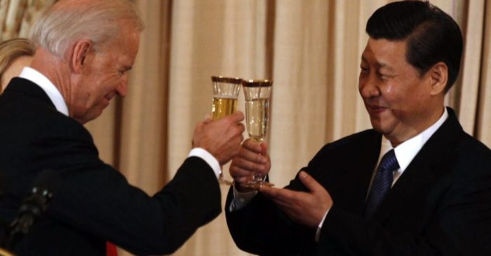 Ông Joe Biden cụng ly với ông Tập Cận Bình (ảnh thumbnail video của CBC News trên Youtube). Cuộc khảo sát mới công bố tháng 7/2021 cho biết 81% người Mỹ lo ngại về ảnh hưởng của Trung Quốc tại Mỹ.