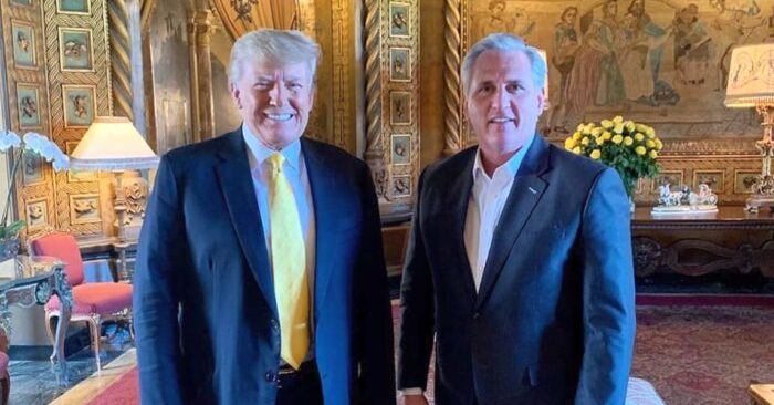 Ông Trump gặp lãnh đạo Đảng Cộng hòa tại Hạ viện Kevin McCarthy tại Mar-a-Lago, Florida hôm 28/1. (Ảnh: Save America PAC)