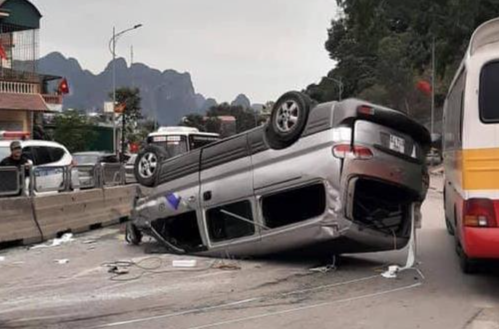 Xe ôtô 9 chỗ lật giữa đường