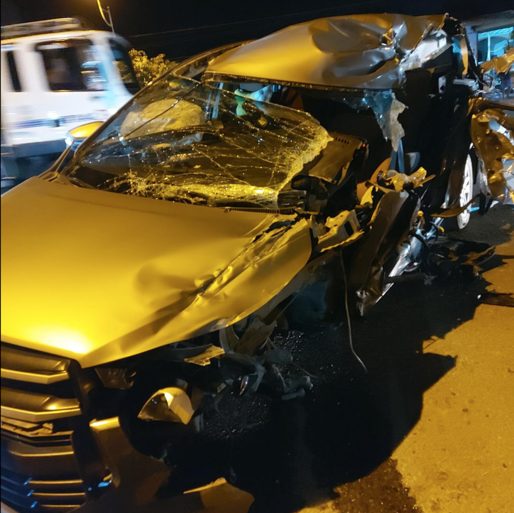 Xe ôtô 7 chỗ nát vụn nửa xe 