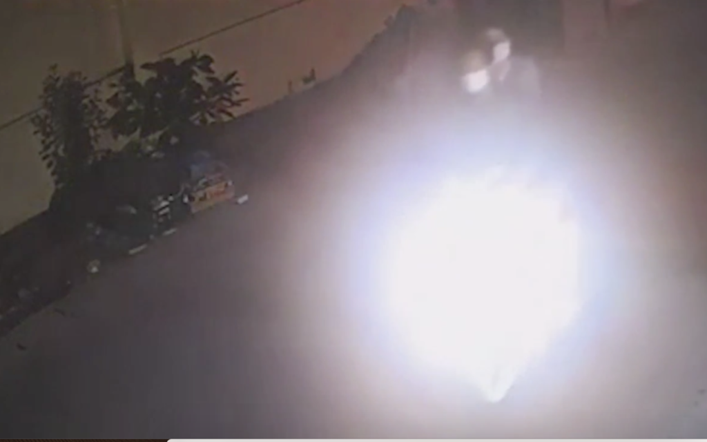 Đôi nam nữ nghi tưới xăng rồi châm lửa đốt nhà người dân, bên trong có 2 cụ già.