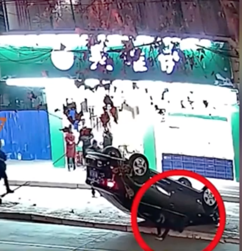 Ôtô bị lật ngửa sau khi tài xế say rượu lái xe vào cua, leo lên sợi dây cáp điện bên đường.