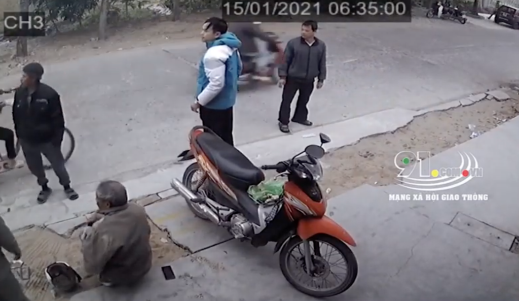 Nghi bị CSGT rượt đuổi, ôtô tạt đầu khiến cụ ông ngã văng ra đường