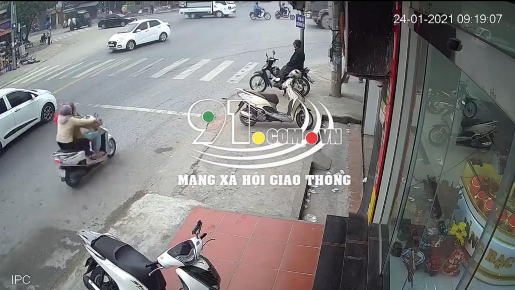 Ảnh chụp màn hình video khoảnh khắc hai người phụ trước khi tông vào xe ben.