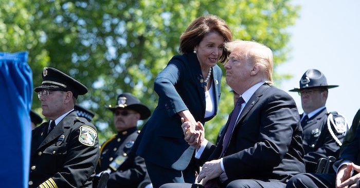 Tổng thống Donald Trump bắt tay bà Nancy Pelosi, đảng viên Dân chủ, Chủ tịch Hạ viện Mỹ ngày 15/5/2019 (ảnh: Wikimedia Commons).