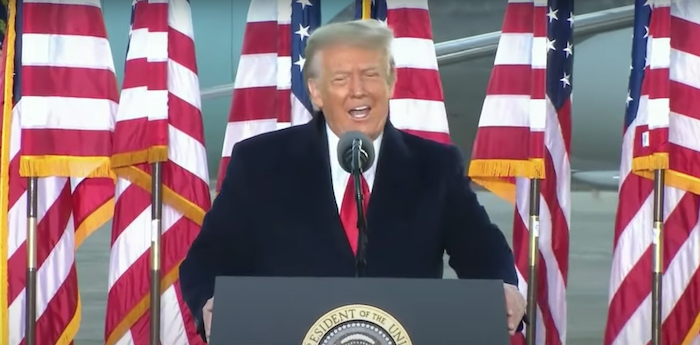 Tổng thống Trump phát biểu với những người hâm mộ ở căn cứ Andrew ngày 20/1/2021, ít phút trước khi ông kết thúc nhiệm kỳ (ảnh chụp màn hình video).