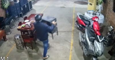 Kẻ trộm lẻn vào đám tang lấy đi hòm phúng điếu