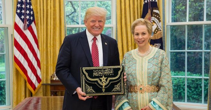 Tổng thống Trump nhận huân chương cao quý nhất Ma-rốc từ Công chúa Lalla Joumala Alaoui, Đại sứ Ma-rốc tại Mỹ ngày 15/1/2021 (ảnh: Morocco World News).