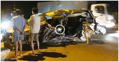 Tông vào đuôi xe tải chạy cùng chiều, ôtô 7 chỗ hư hỏng nặng