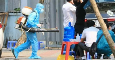 Cụ bà bán tỏi 70 tuổi đi mổ ruột thừa, phát hiện dương tính Covid-19